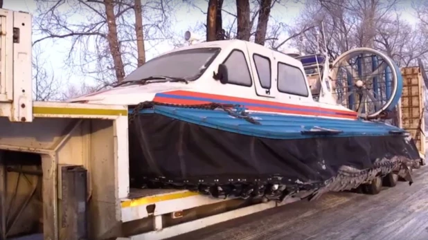 На поиски людей с упавшего вертолета привезли судно на воздушной подушке. Республика Алтай, 13 февраля 2017 года.