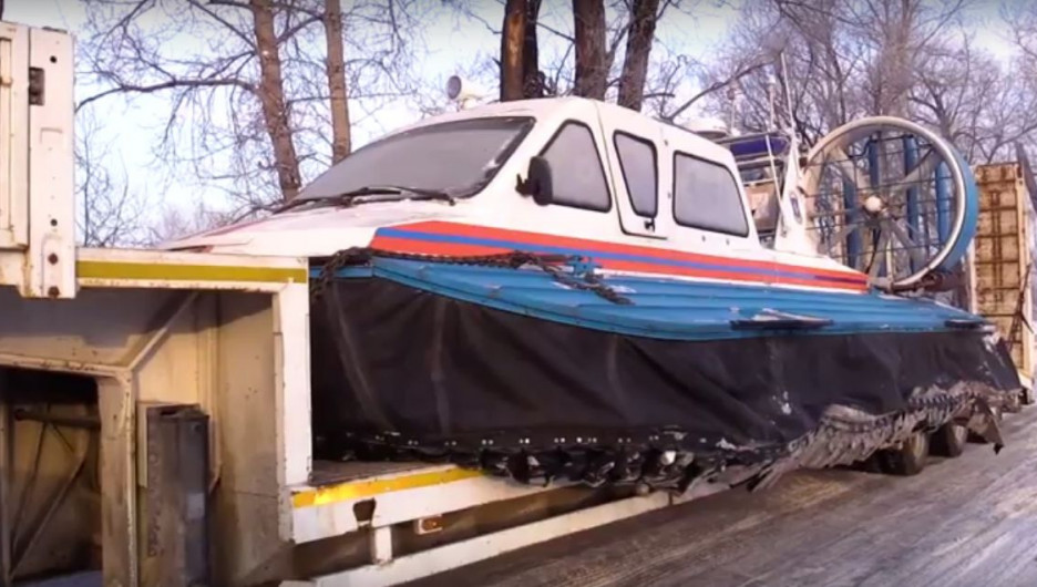 На поиски людей с упавшего вертолета привезли судно на воздушной подушке. Республика Алтай, 13 февраля 2017 года.