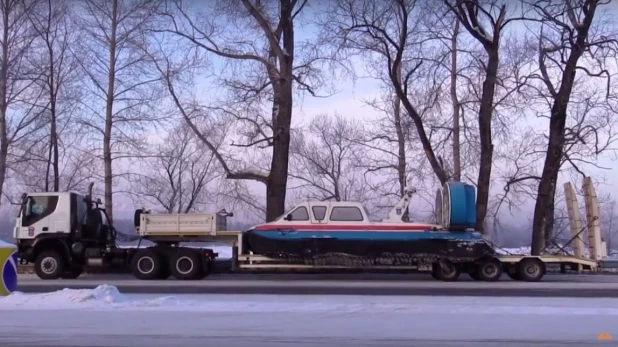 На поиски людей с упавшего вертолета привезли судно на воздушной подушке. Республика Алтай, 13 февраля 2017 года.