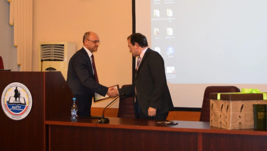 Сбербанк делится знаниями.