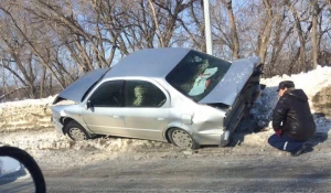 В Барнауле в ДТП на Павловском тракте иномарку выкинуло в сугроб