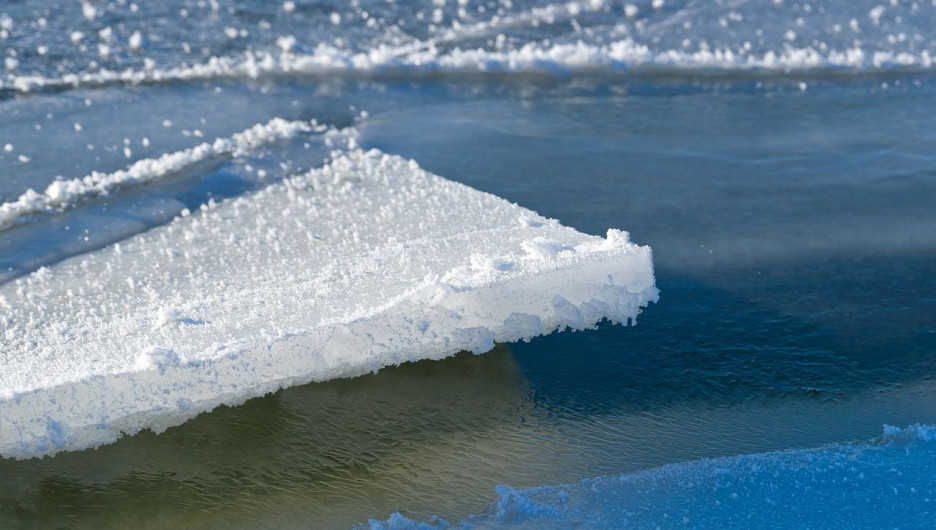 Льдину с рыбаками оторвало от берега в Финском заливе