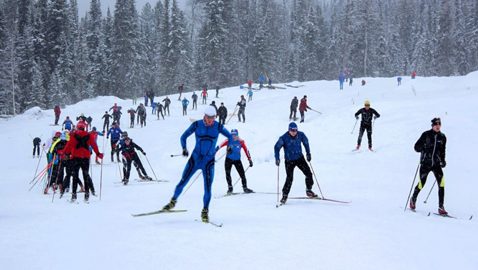 Соревнованиях по лыжным гонкам.