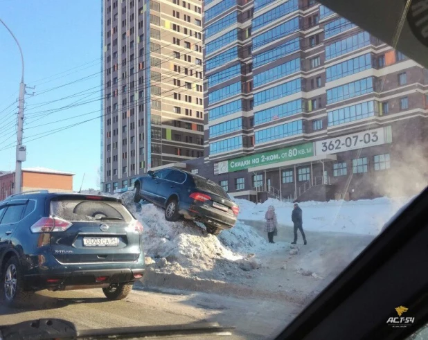 В Новосибирске автомобиль занесло на сугроб. 15 февраля 2017 года.