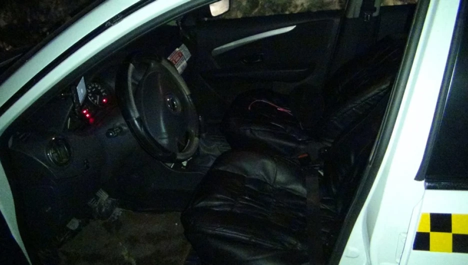 Житель Заринска ударил барнаульского таксиста и угнал машину потерпевшего.