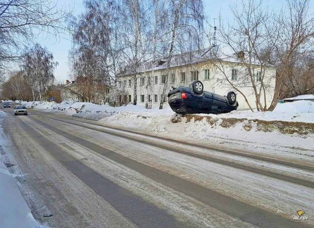 В Новосибирске внедорожник перевернулся на сугробе. 16 феварля 2017 года.