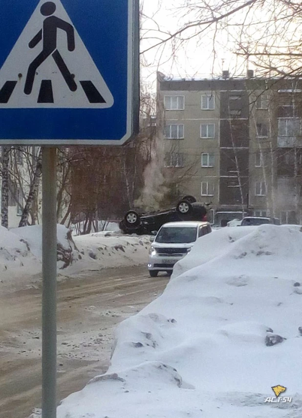 В Новосибирске внедорожник перевернулся на сугробе. 16 феварля 2017 года.