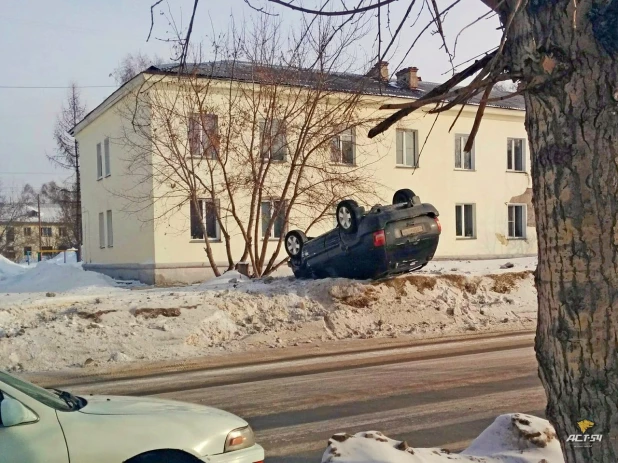 В Новосибирске внедорожник перевернулся на сугробе. 16 феварля 2017 года.