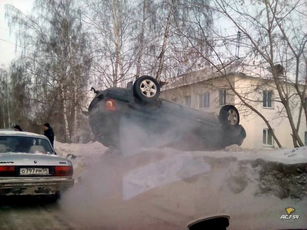 В Новосибирске внедорожник перевернулся на сугробе. 16 феварля 2017 года.