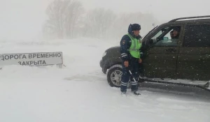 ГИБДД, метель, дорога перекрыта.