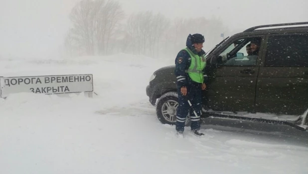 ГИБДД, метель, дорога перекрыта.