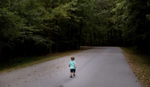 Ребенок уходит в лес.
