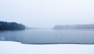 Снег. Река. Озеро. Зима.