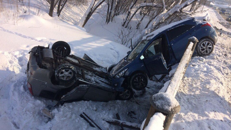 ДТП. В Барнауле с моста слетели два автомобиля 