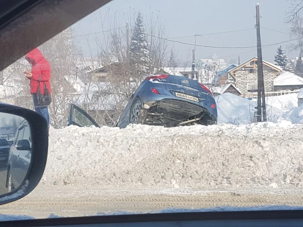 ДТП. В Барнауле с моста слетели два автомобиля 