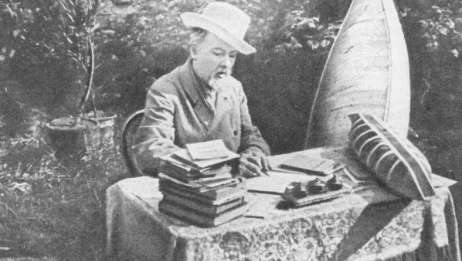 Циолковский за работой. 1932 год. Калуга