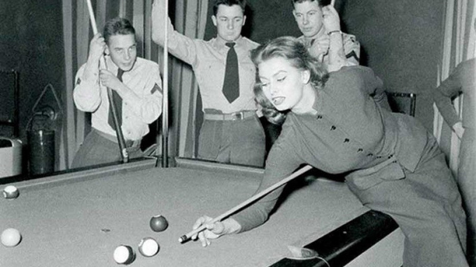Софи Лорен демонстрирует американским солдатам свое мастерство игры на бильярде, Ливорно, 1954 год.