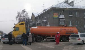В Новосибирске в ДТП попали бензовоз и два легковых автомобиля.