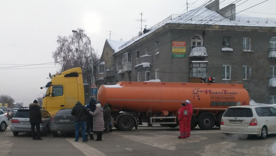 В Новосибирске в ДТП попали бензовоз и два легковых автомобиля.