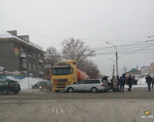 В Новосибирске в ДТП попали бензовоз и два легковых автомобиля.