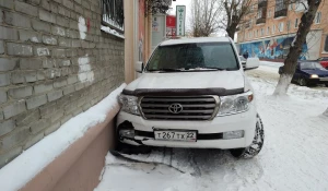 В Барнауле Toyota Land Cruiser врезалась в дом на улице Советской.