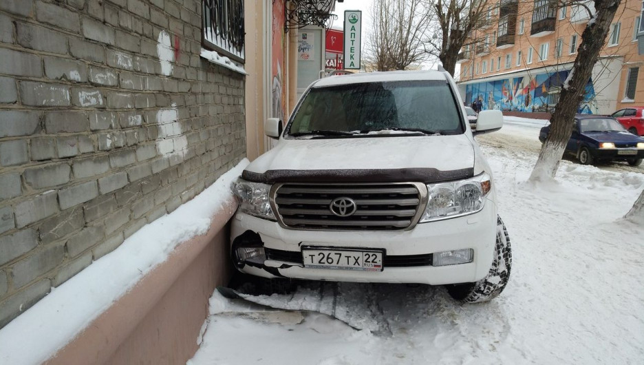 В Барнауле Toyota Land Cruiser врезалась в дом на улице Советской.