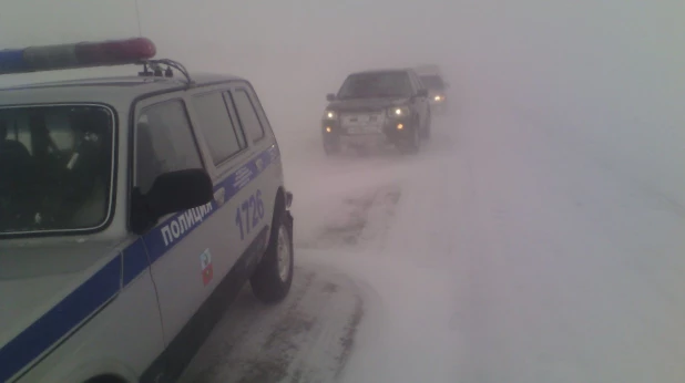 Алтайские сотрудники ГИБДД помогают водителям во время бурана.