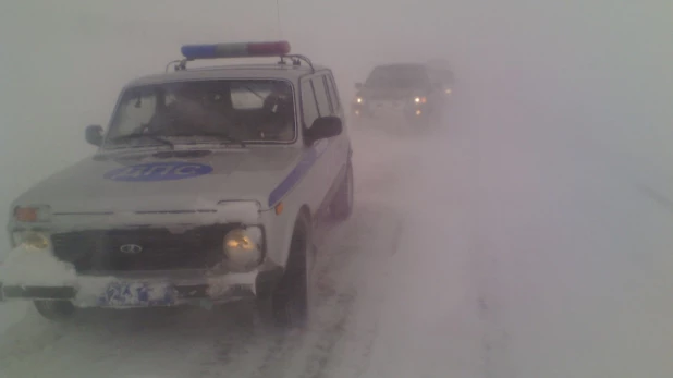 Алтайские сотрудники ГИБДД помогают водителям во время бурана.