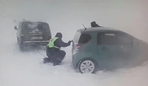 Алтайские сотрудники ГИБДД помогают водителям во время бурана.