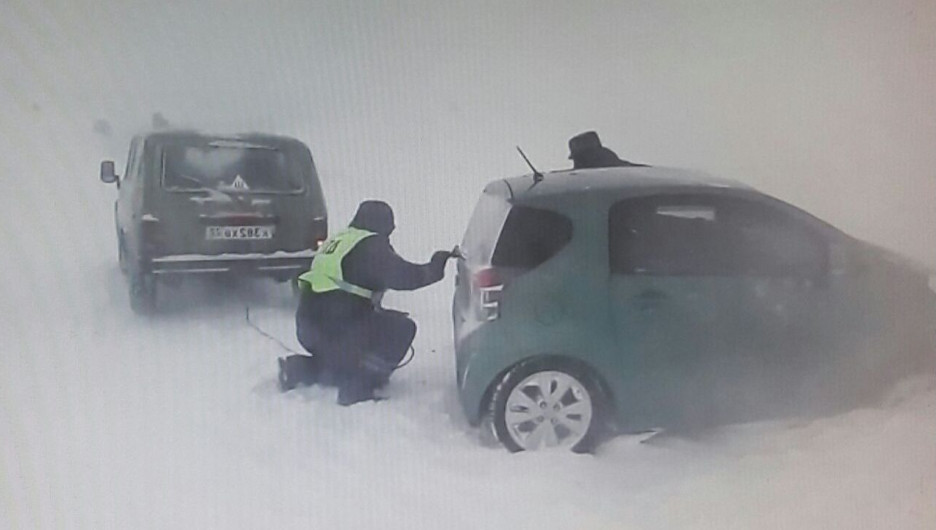 Алтайские сотрудники ГИБДД помогают водителям во время бурана.