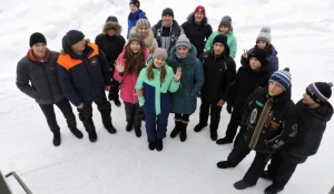 Спасатели МЧС показали алтайским школьникам передвижную барокамеру.