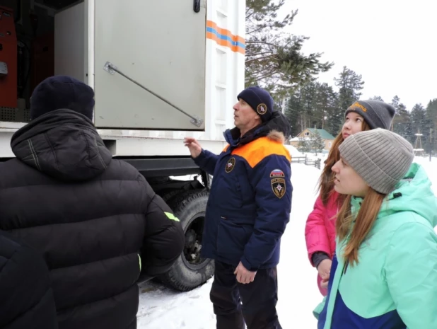 Спасатели МЧС показали алтайским школьникам передвижную барокамеру.