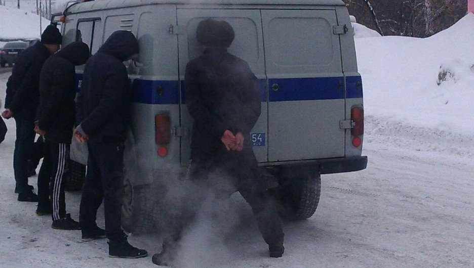 В Барнауле задержали группу мужчин с партией марихуаны.