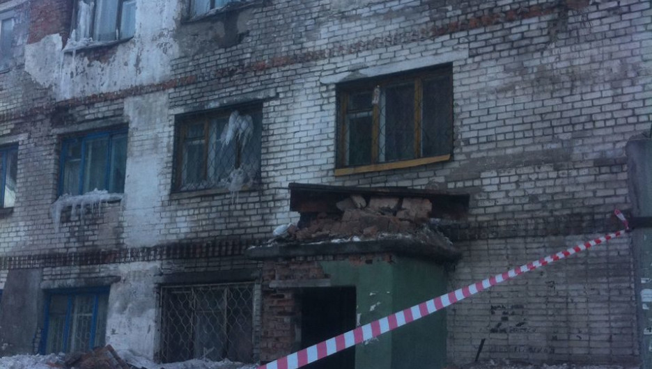 В Бийске разрушается дом на ул. Ленинградской.