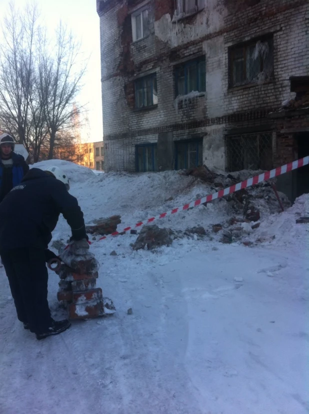 В Бийске разрушается дом на ул. Ленинградской.