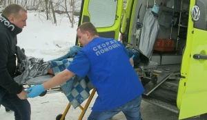 Новосибирские спасатели передают мужчину медикам.