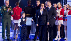 Арутай Манеев получил награду за спасение утопающего. 