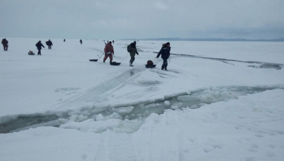 Льдина унесла 20 рыбаков на Сахалине.