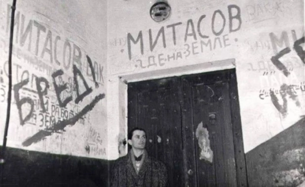 В подъезде Олега Митасова, 1990–е годы, Харьков 