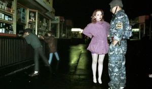 Сотрудник милиции задерживает проститутку, 1994 год, Москва 