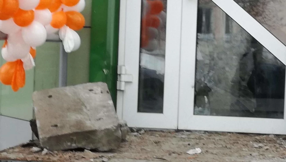 На женщину в Рубцовске рухнула бетонная плита.