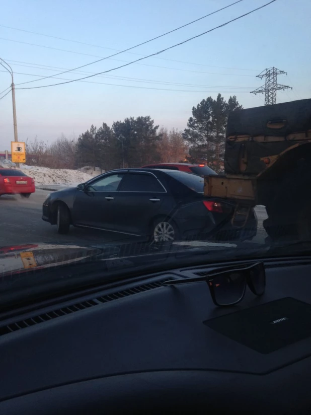 В Барнауле трактор наехал на Toyota Camry. 28 февраля 2017 года.