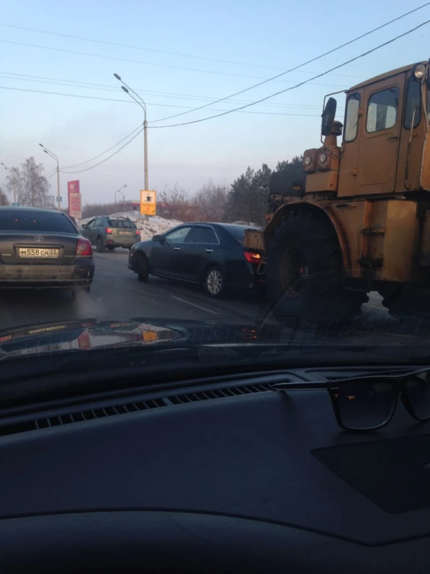 В Барнауле трактор наехал на Toyota Camry. 28 февраля 2017 года.