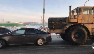 В Барнауле трактор наехал на Toyota Camry. 28 февраля 2017 года.