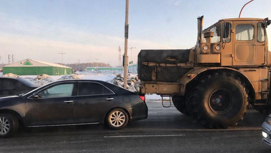 В Барнауле трактор наехал на Toyota Camry. 28 февраля 2017 года.