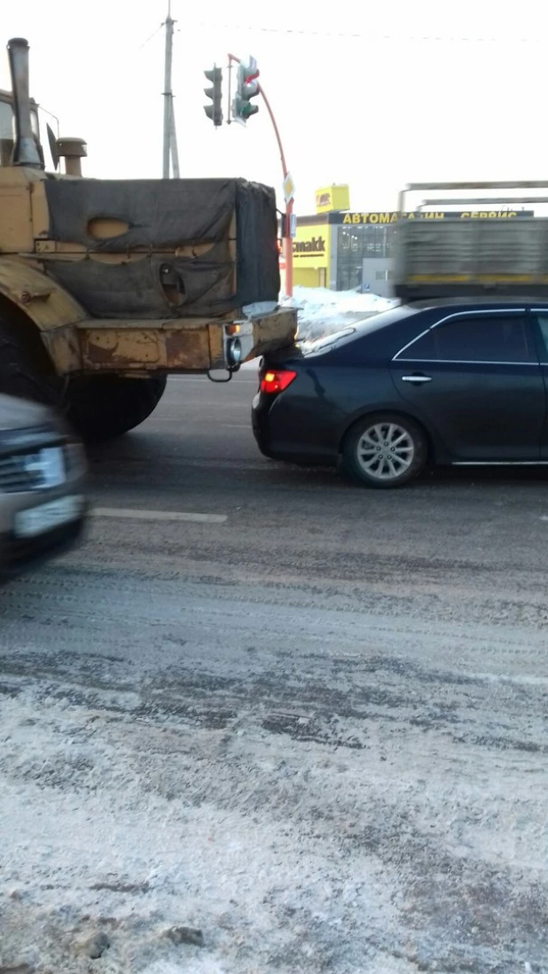 В Барнауле трактор наехал на Toyota Camry. 28 февраля 2017 года.