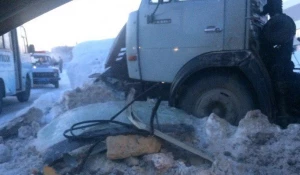 В Барнауле маршрутка столкнулась с КамАЗом. 28 февраля 2017 года.