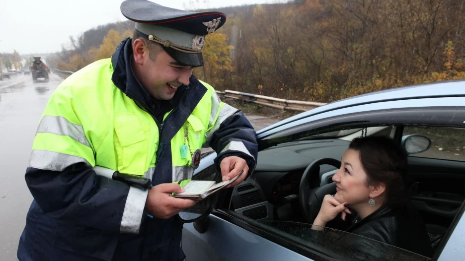 ГИБДД. Инспектор и женщина за рулем. Права.