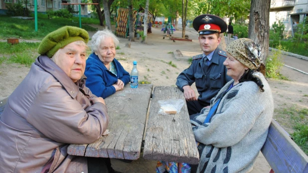 Участковый полицейский и пенсионерки.