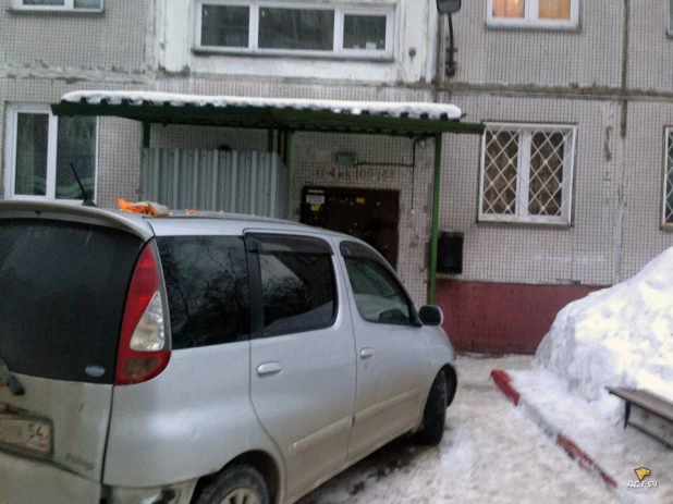 В Новосибирске сбросили тыкву на припаркованный у входа в подъезд минивэн. 28 февраля 2017 года.